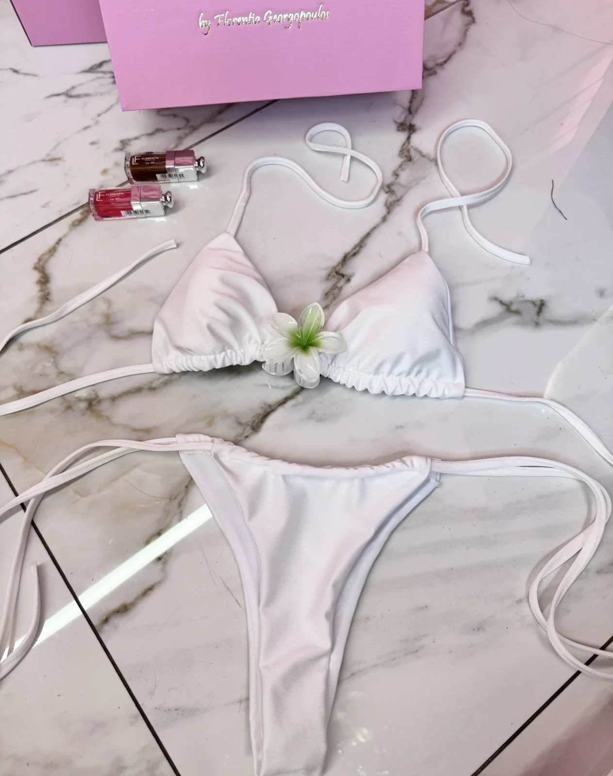 0-02-05-31eae02b65b5cec10341fc08a5ee7ab22a264379be891a007f668eddc032569a_21fd9d0d580 White With Clammer - Image 1