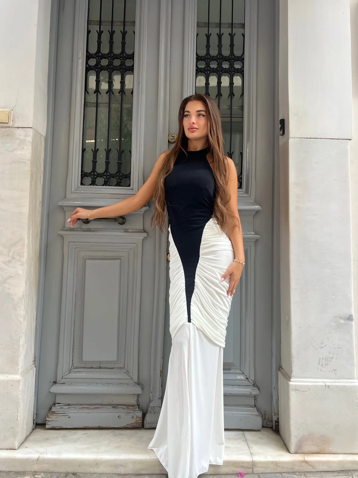 0-02-05-b918c0e80efe314d9147734366ccbb7e8acd949ff40a8ef10acfdaa6370afed9_222748bffcf Black & Ivory Elegance - Image 1