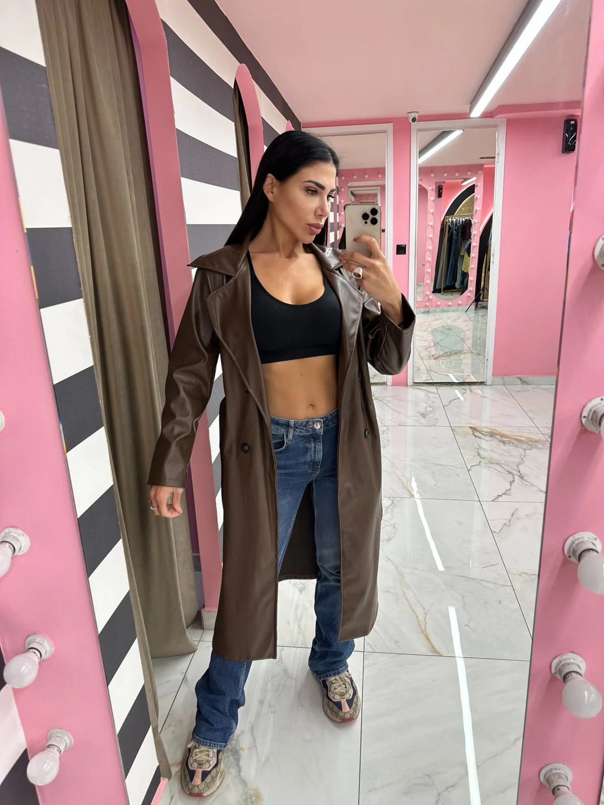 0-02-05-773ef39a5ec2433b641196ac83618da31ac8fef37e1e1ee50eb356f1490f2049_21df709dfdd Leather Touch Trench – Καφέ - Image 1
