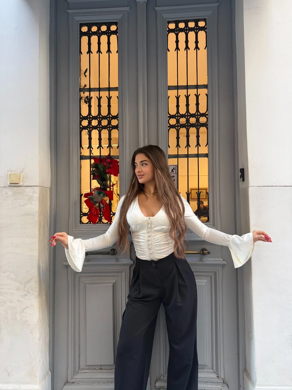 0-02-05-fcccd1ffb16120ead9c64f159650840195c82da40f23736fadca3dc4a28e991a_223906deb82 Elegance Ruched Top – White - Image 1
